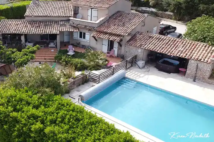 vue drone maison et piscine